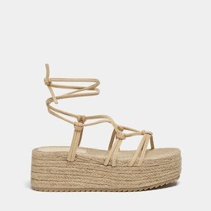 Like New. Pull&Bear Platform sandals in Natural/ Tan. Size 6.5